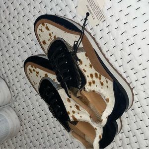 Patterned leather tennis shoes